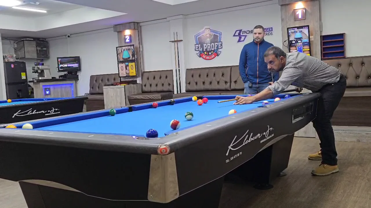Jugadores en una mesa de billar con pantallas POS Manager Billiards instaladas en el salón